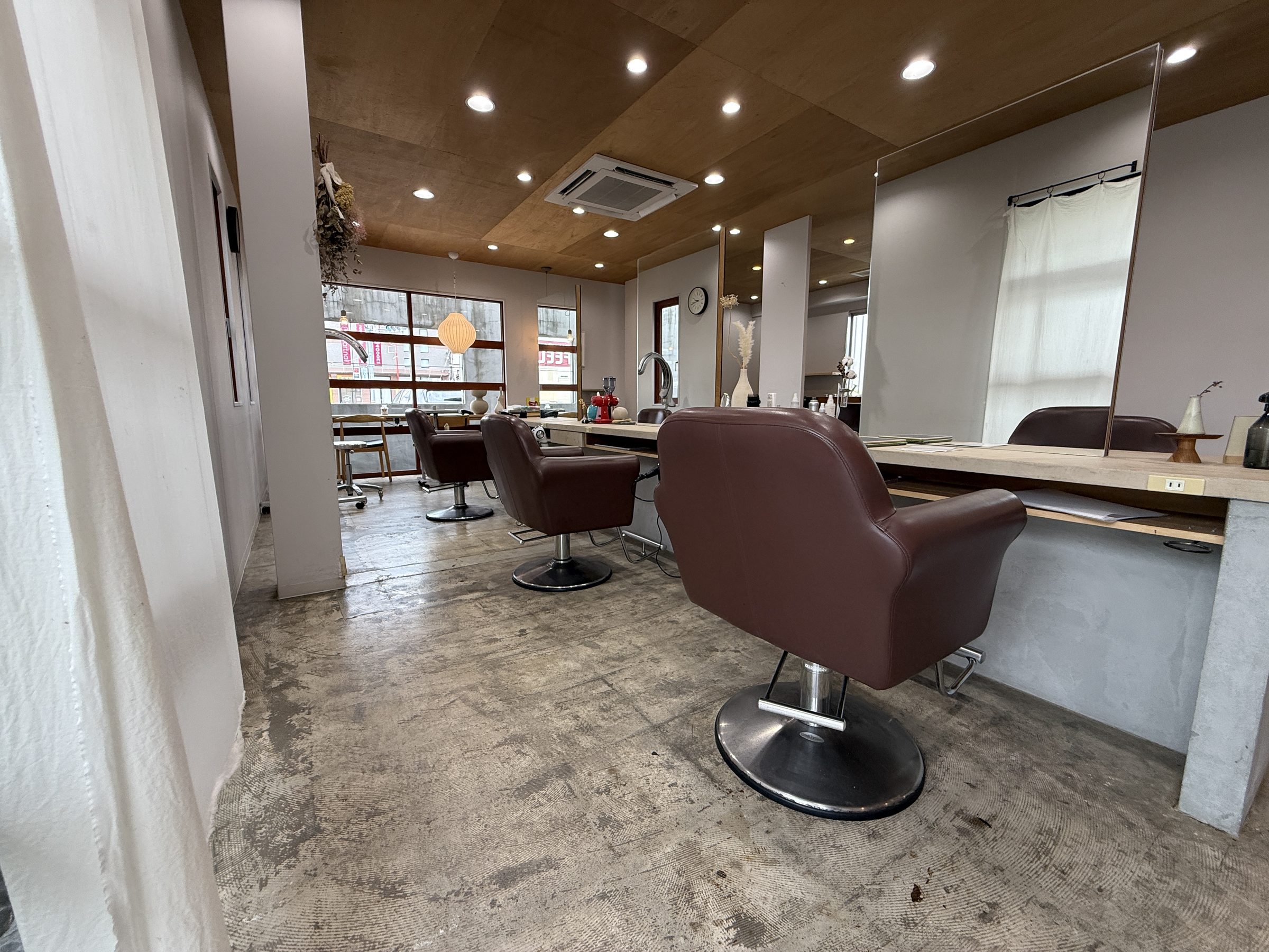 CREO 店内。木の天井とコンクリートの床