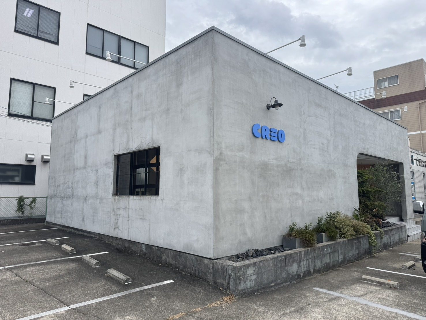 CREO の建物全景と駐車場