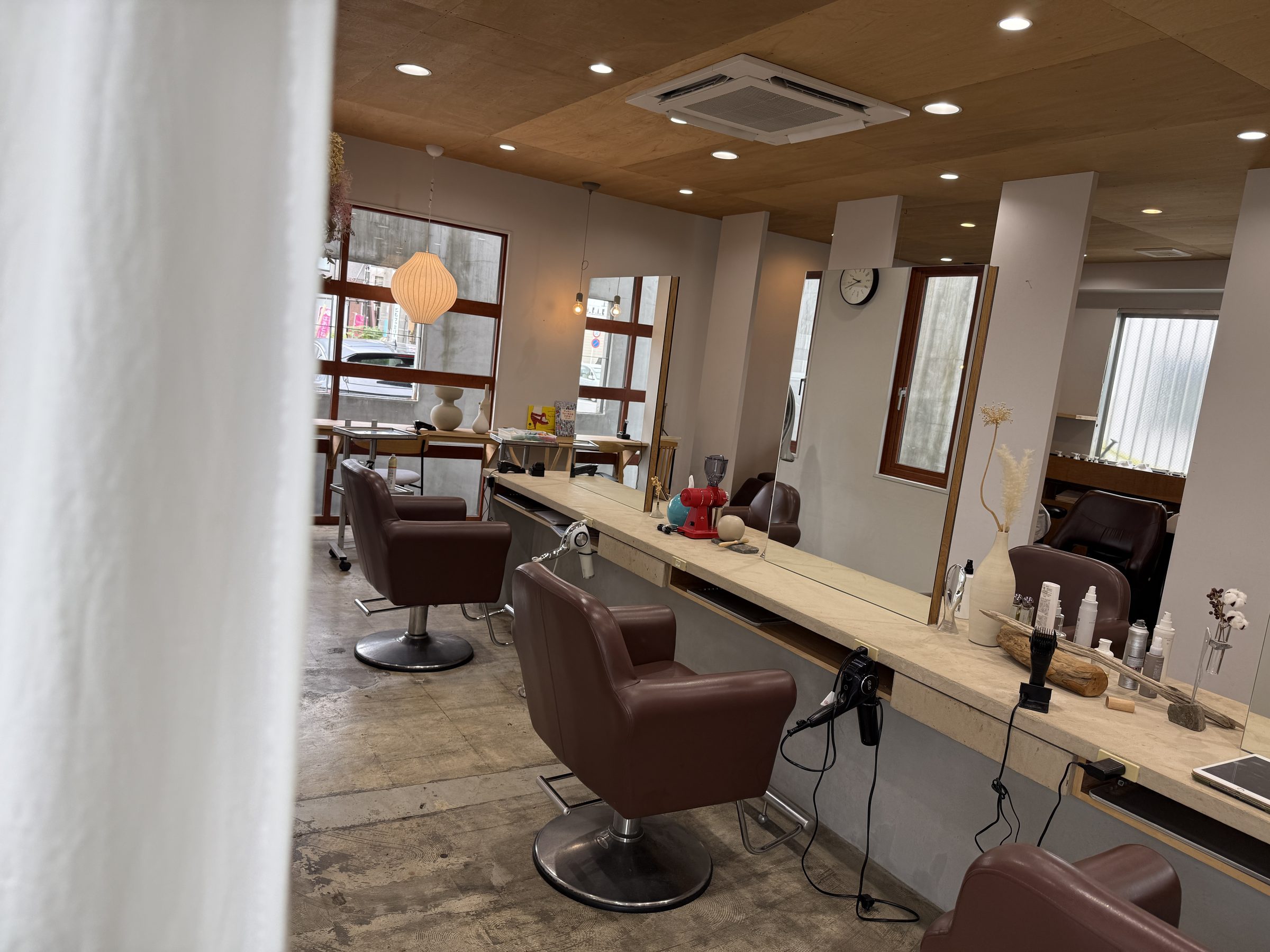 CREO 店内 ブラウンレザーのチェア