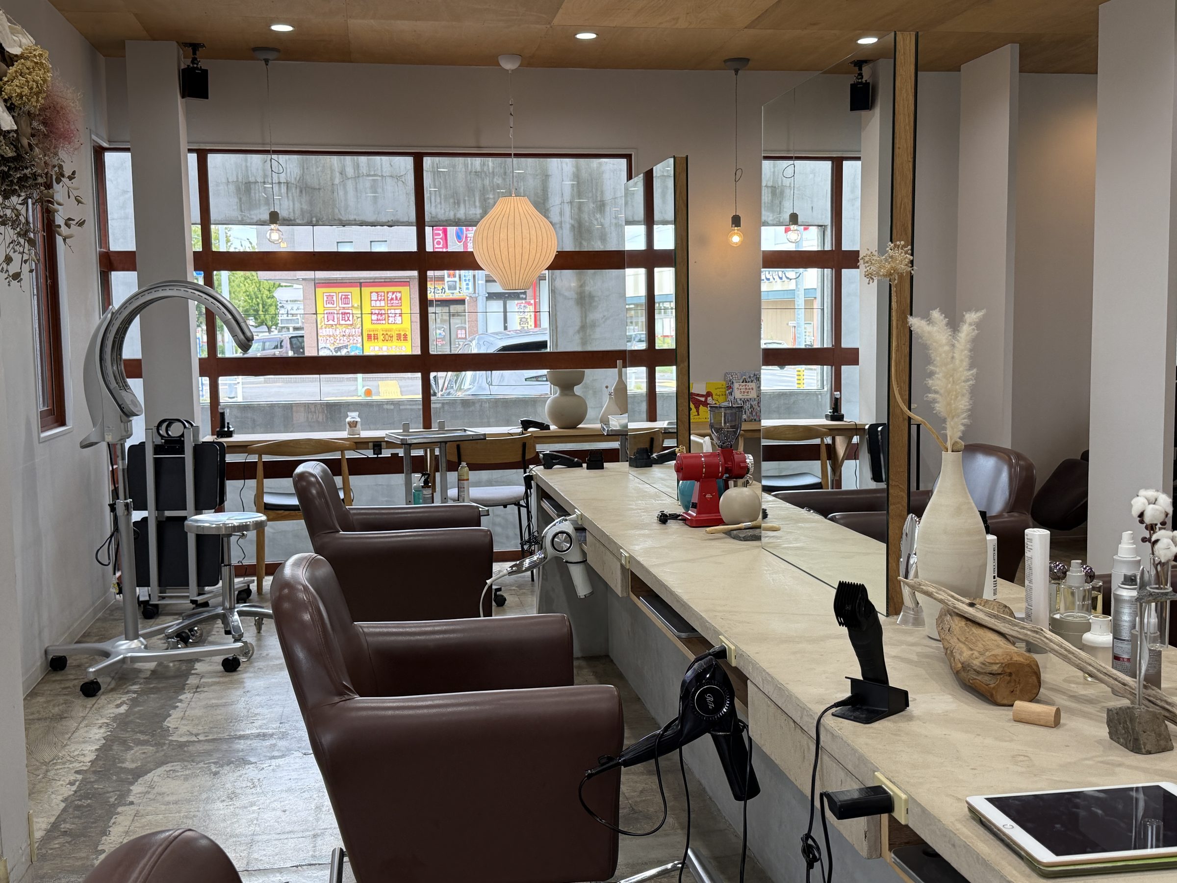 CREO 店内 窓際の席とペンダントライト